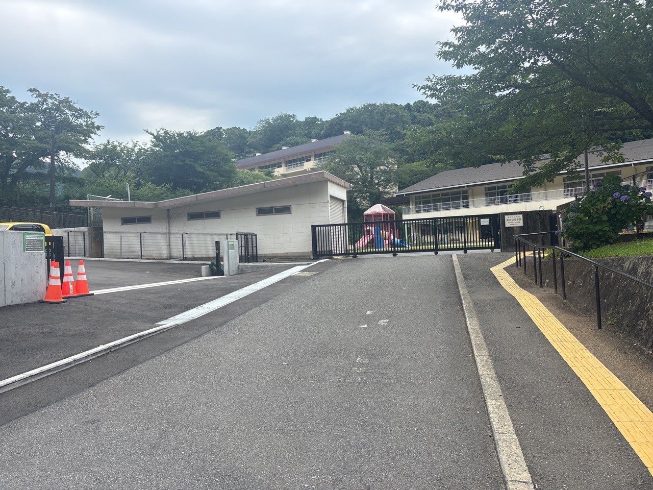 湯本幼児学園 臨時駐車場 入口ゲート