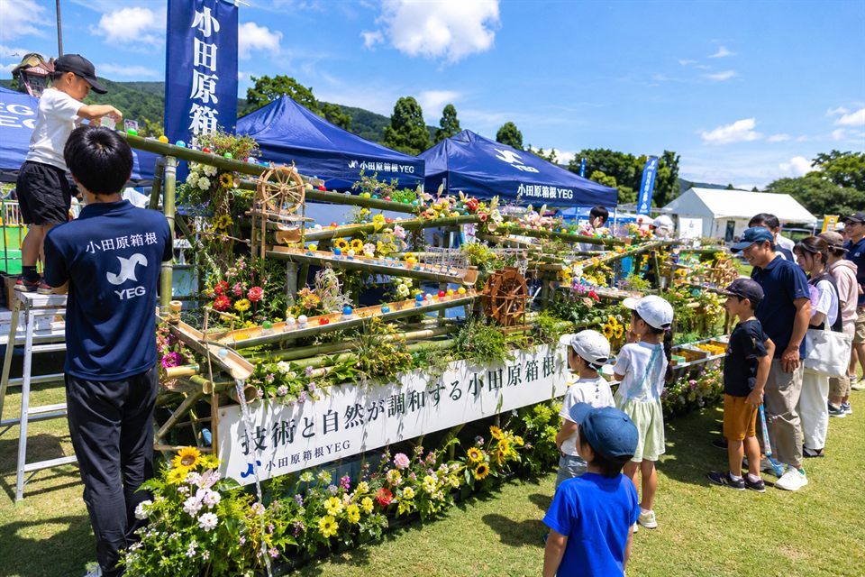 中央メイン展示物 竹と水と花のマシン